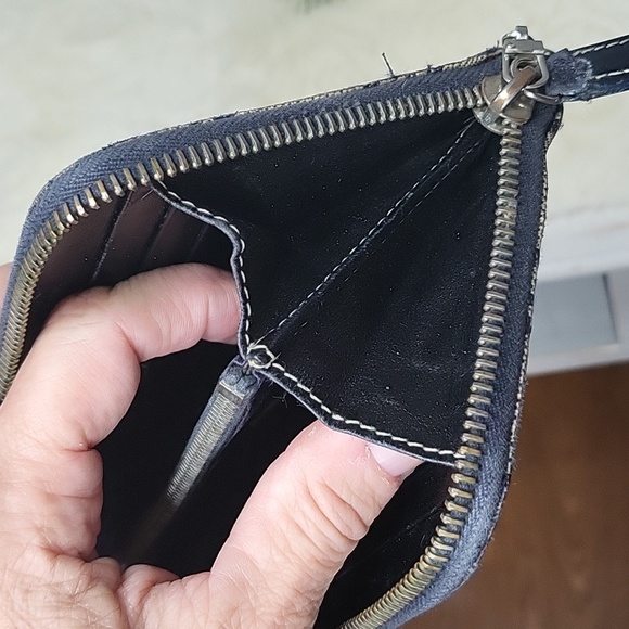 Fendi Zip Around Wallet Authentic - Picture 9 of 12